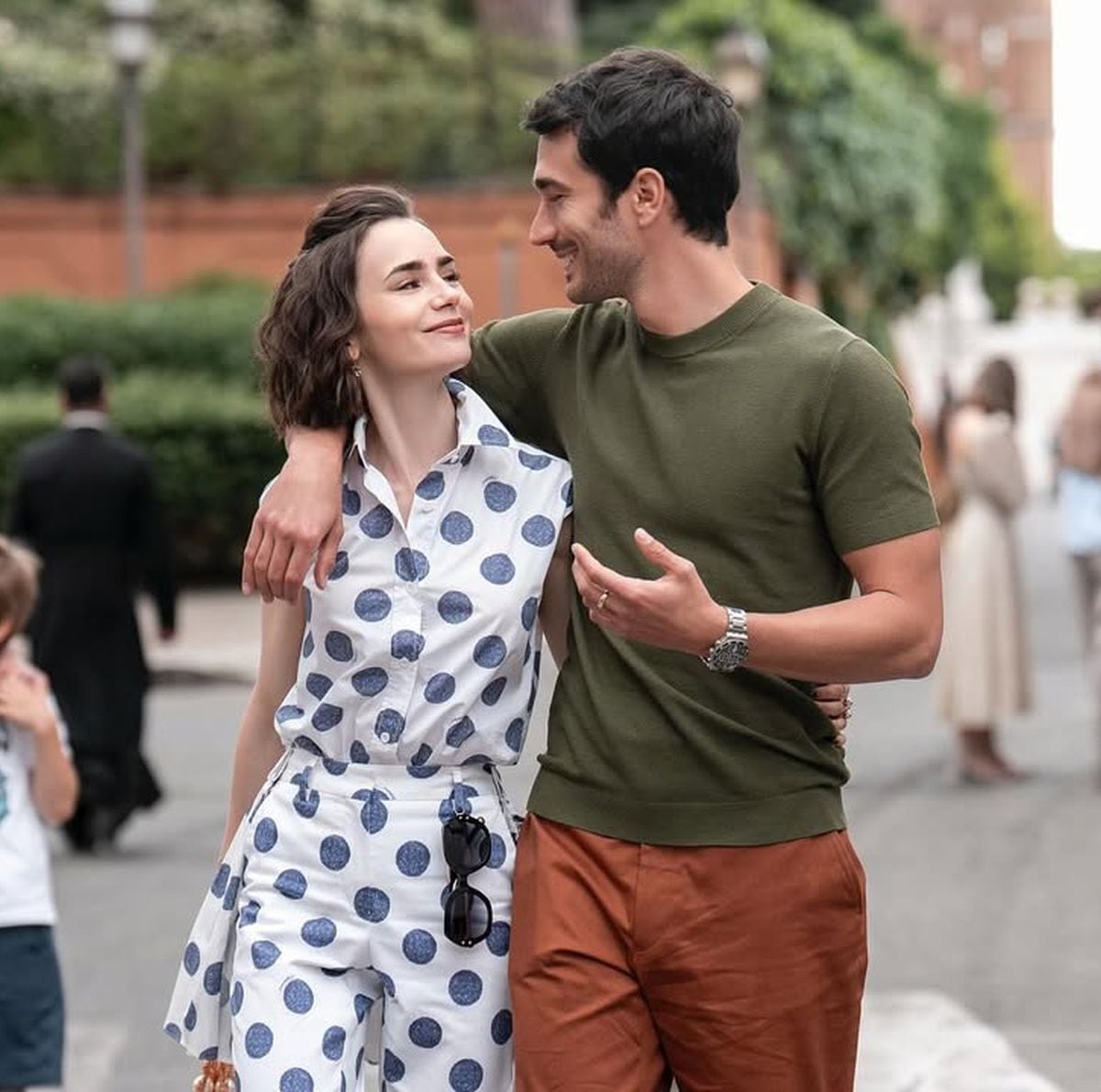En “Emily in Paris 5”, la actriz principal junto al actor Eugenio Franceschini, quien interpreta a Marcello (Foto: Netflix)