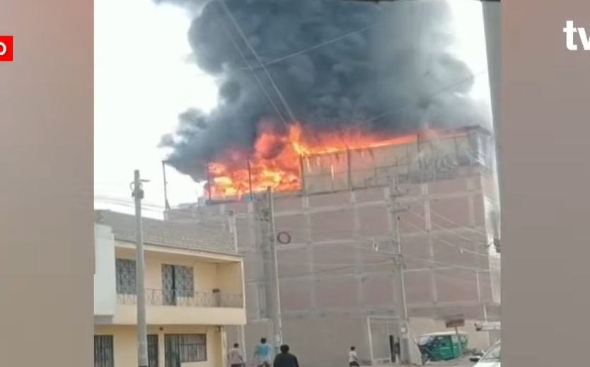 Comas: incendio de gran magnitud consume fábrica de colchones de cinco pisos