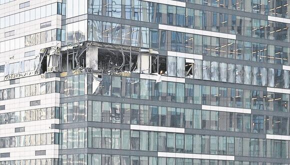 Un edificio financiero de Moscú es dañado por un dron. (Foto de AFP)