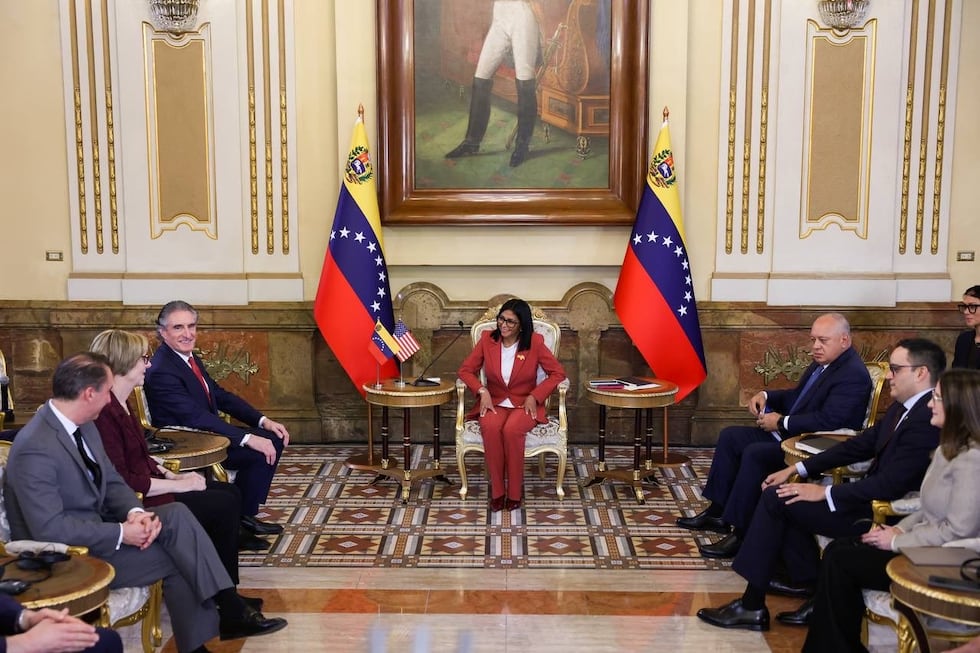 Durante la visita a Venezuela del secretario del Departamento del Interior de Estados Unidos, Doug Burgum, se firmaron acuerdos entre Shell y el Gobierno venezolano. Foto: cuenta X de Delcy Rodríguez.
