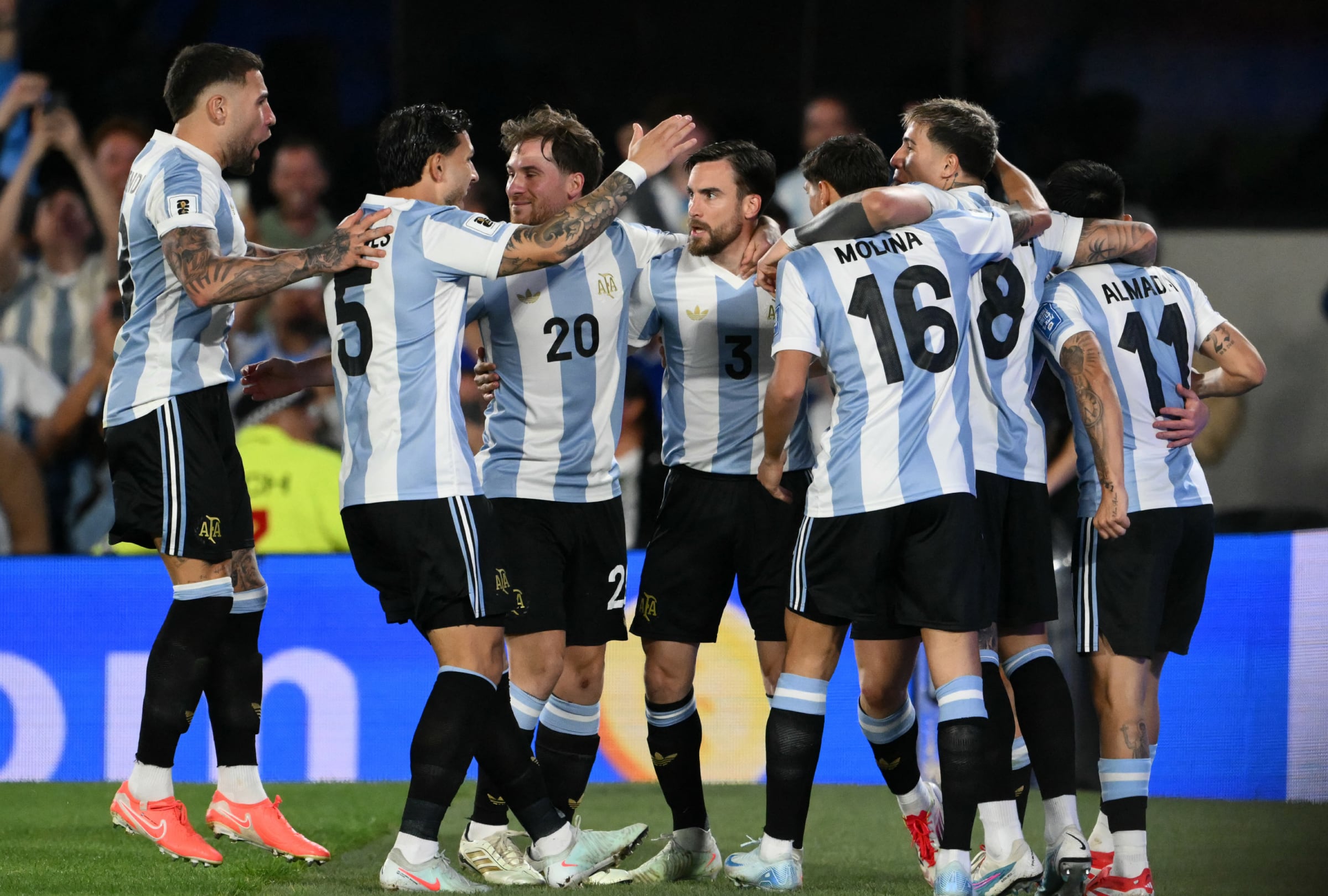 La Albiceleste se dio un carnaval de goles sobre un irreconocible Brasil en el Más Monumental y celebró su clasificación al Mundial 2026 (Foto: AFP)