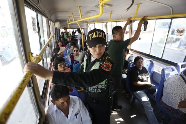 Son dos policías que viajan al interior del bus para protegerlo de la delincuencia. Fotos: César Campos/@photo.gec