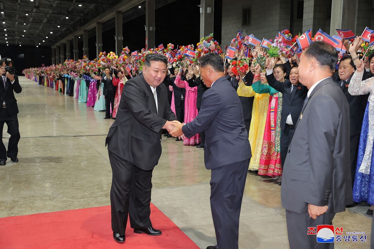 El líder de Corea del Norte, Kim Jong-un, recibe una bienvenida a su regreso de Rusia en tren, en la estación de Pionyang en la capital norcoreana, el 19 de septiembre de 2023. (Foto de KCNA VIA KNS / AFP)
