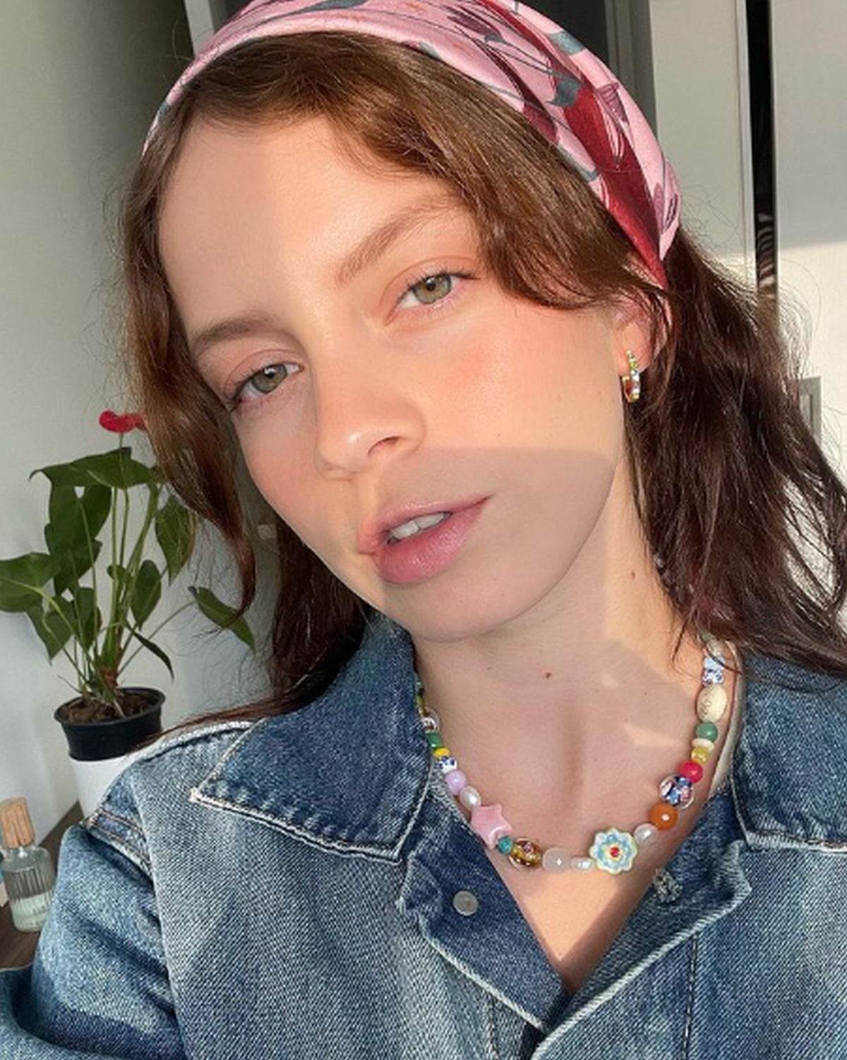 Aquí tomándose una foto con un pañuelo en su cabeza (Foto: Ana Valeria Becerril / Instagram)