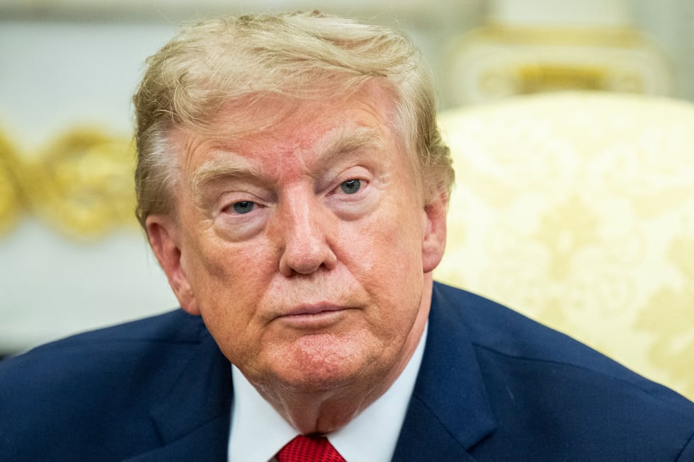 El presidente estadounidense Donald Trump observa mientras se reúne con el socorrista Ryder Williams en el Despacho Oval de la Casa Blanca, el 17 de agosto de 2026. (Foto de Jim Watson / AFP).