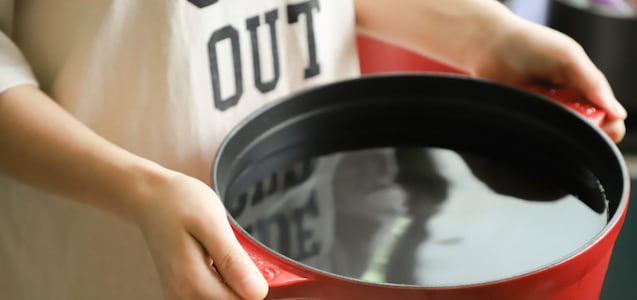 La razón por la que no debes echar agua caliente al fregadero para desatascarlo