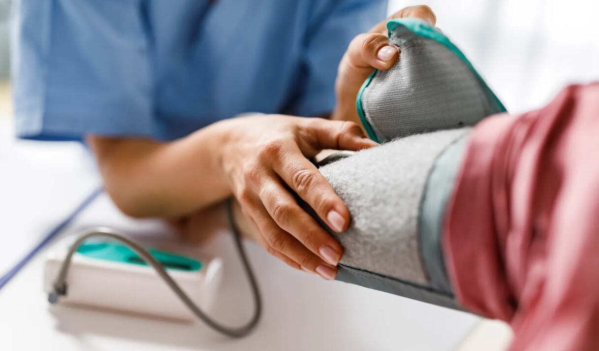 El estado tiene más de 1,6 millones de migrantes indocumentados que están inscritos en su programa de atención médica este año fiscal (Foto: Freepik)