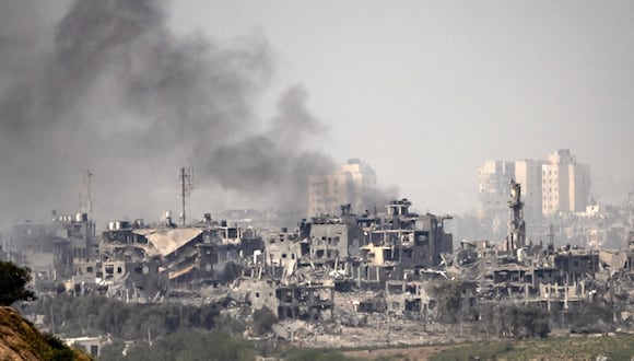 Humo negro que asciende desde la Franja de Gaza en medio de las batallas en curso entre Israel y el grupo palestino Hamás, el 29 de octubre de 2023. (Foto de FADEL SENNA / AFP)