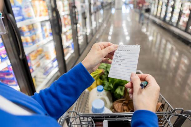 Prepara tu lista de compras en base a lo que planees cocinar durante la semana. (Foto: iStock)