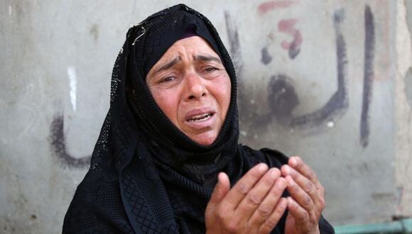 Libia: Familiares buscan los cuerpos de sus seres queridos para enterrarlos. (EPA).