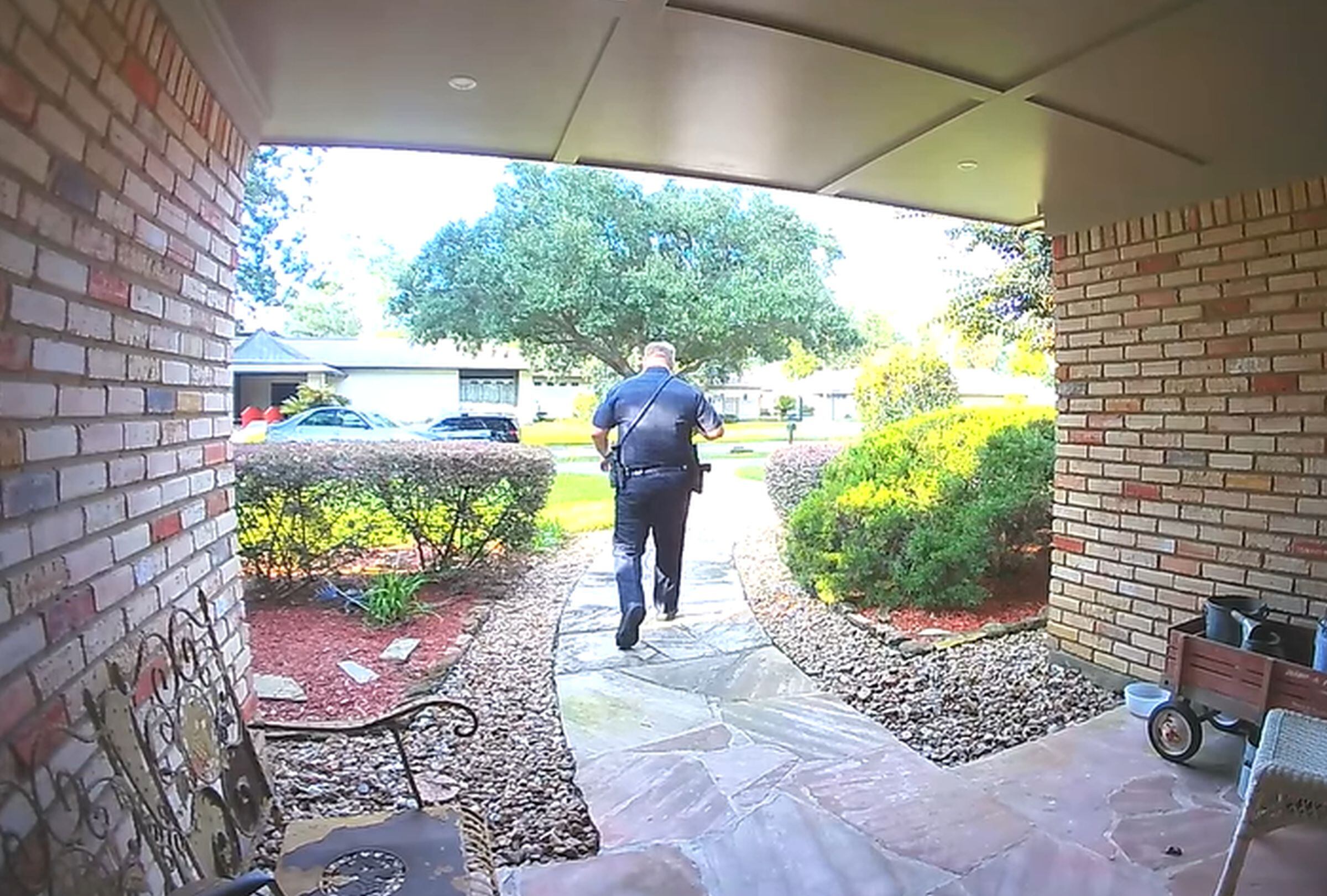 En esta imagen se aprecia que luego de entregar el pedido, el oficial Taylor Bridges se marchó. (Foto: Karen King Funchess / Facebook)