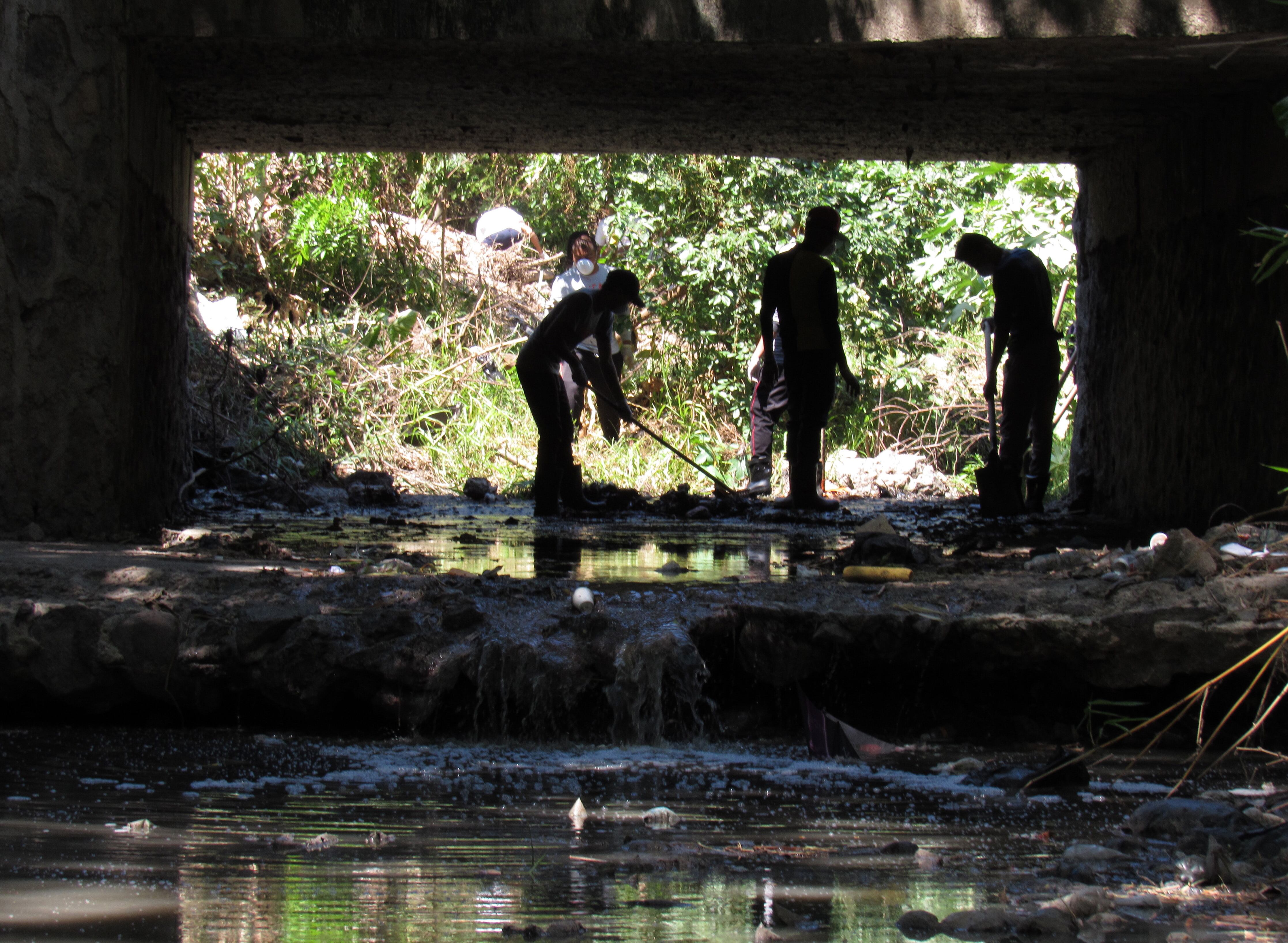 Jornada de limpieza en el río Ipayo en Texistepeque, Santa Ana, El Salvador. (FOTO: La Prensa Gráfica / GDA).