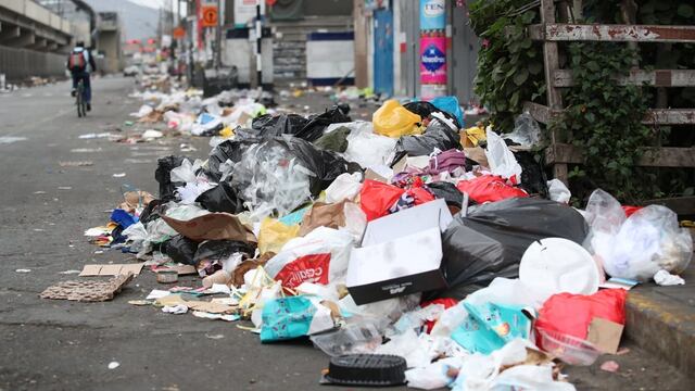 La Victoria: gran acumulación de basura tras celebración de Nochebuena en la Av. Aviación | FOTOS 