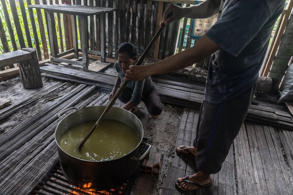 La cahuana es una bebida ancestral y energética elaborada a base de almidón de yuca brava, piña y panela. Foto: cortesía Sebastián Castañeda para Mongabay Latam