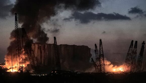 Incendios en el puerto de Beirut, la capital del Líbano, con sus grúas después de una explosión masiva, el 4 de agosto de 2020. (Foto de JOSEPH EID / AFP)