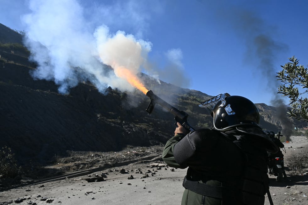 La policía antidisturbios dispara gases lacrimógenos contra manifestantes rurales que bloqueaban una carretera en Lipari, departamento de La Paz, Bolivia, el 16 de mayo de 2026. (Foto de AIZAR RALDES / AFP).