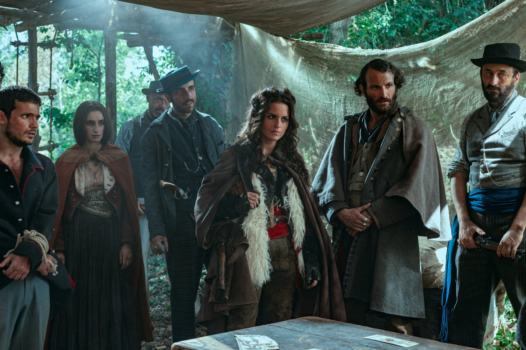 Filomena es aceptada en la banda de Monaco y los acompaña a negociar con Pace en la serie italiana “Los bandidos del oro” (Foto: Netflix)