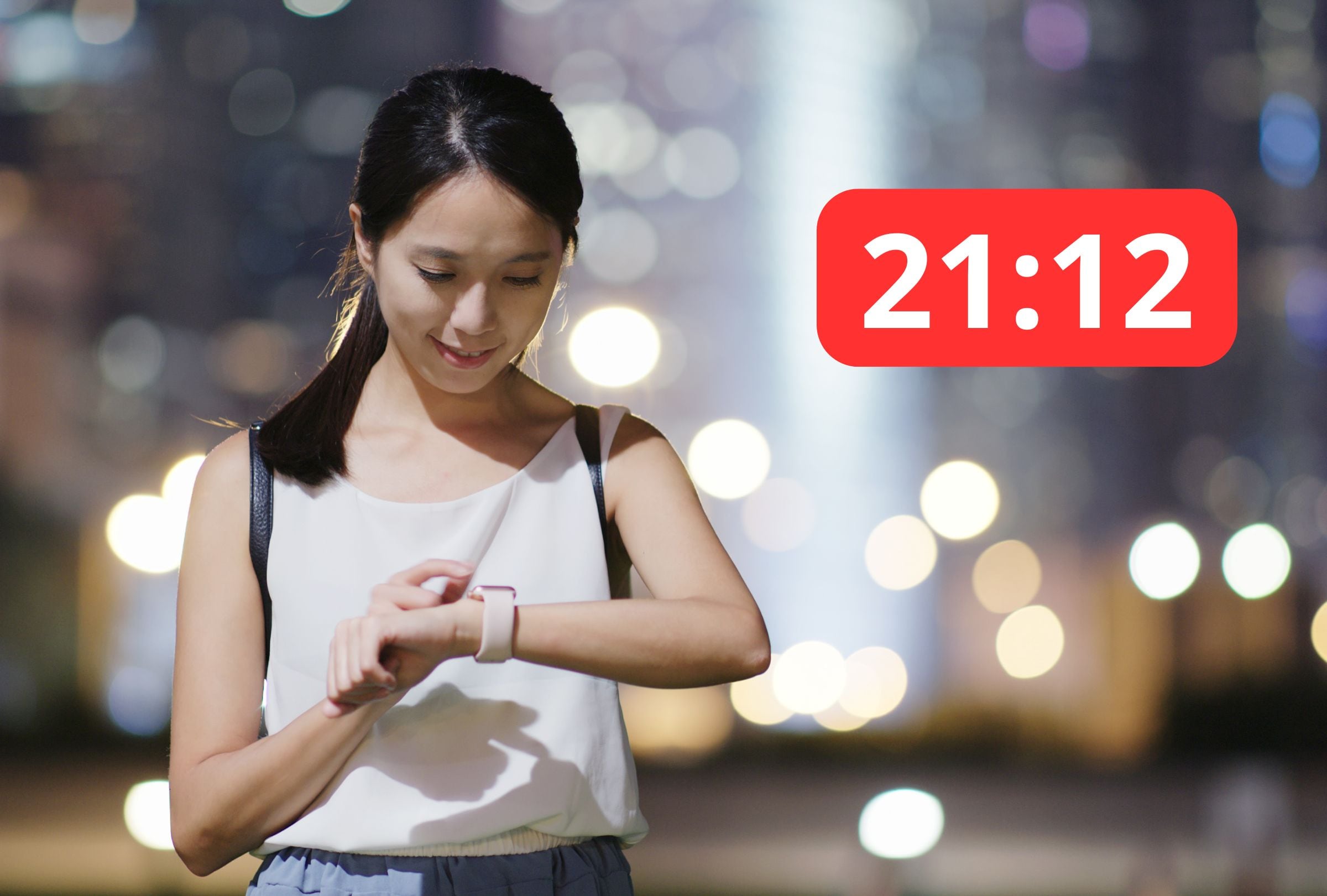 Esta es una imagen referencial de una mujer dándose cuenta que son las 21:12. (Imagen: El Comercio / Mag / Canva)