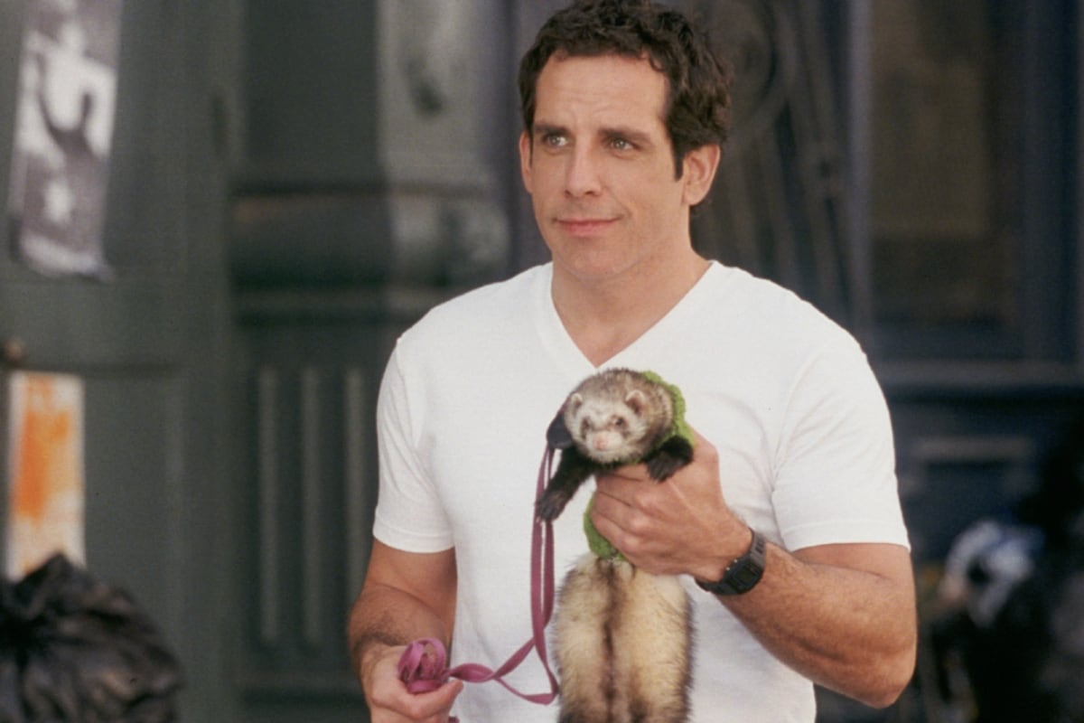 Reuben sosteniendo a Rodolfo, el hurón de Polly (Foto: Jersey Group)