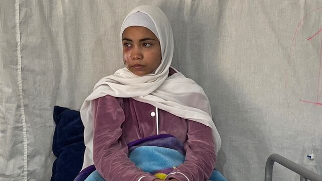 Una menor de 15 años sale de los escombros tras bombardeo israelí en Gaza que mató su familia