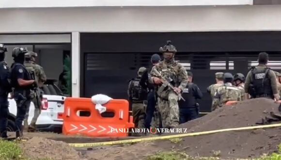 Agentes de la FGR y Sermar de México incautan un arsenal de más de 200 armas de grueso calibre en un apartamento en Veracruz, el 25 de junio de 2024. (Foto de Twitter/X @LSRVeracruz)