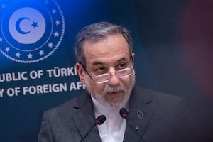 El canciller de Irán afirma que hay “buenas posibilidades” de encontrar una solución con EE.UU.