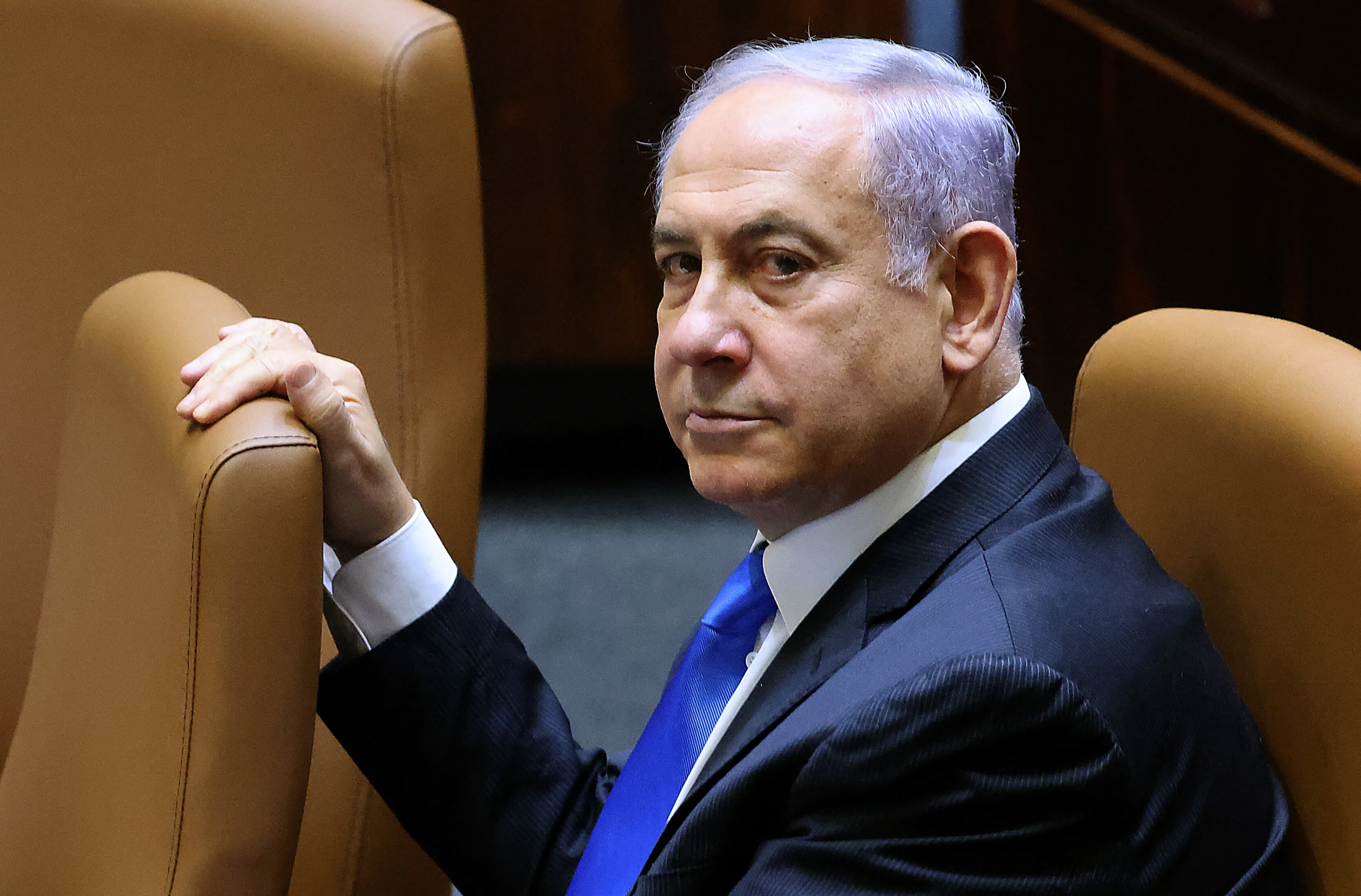 El primer ministro de Israel, Benjamin Netanyahu, asiste a una sesión especial para votar sobre un nuevo gobierno en la Knesset en Jerusalén, el 13 de junio de 2021. (Foto de EMMANUEL DUNAND / AFP).