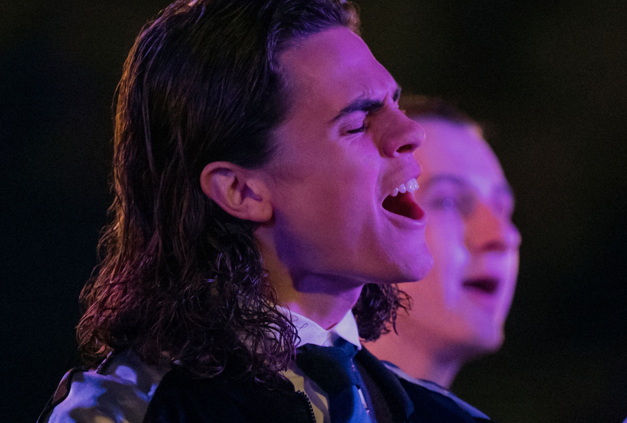 Oliver Watson como Kent en una escena de la temporada 2 de la serie "Wednesday" (Foto: Netflix)