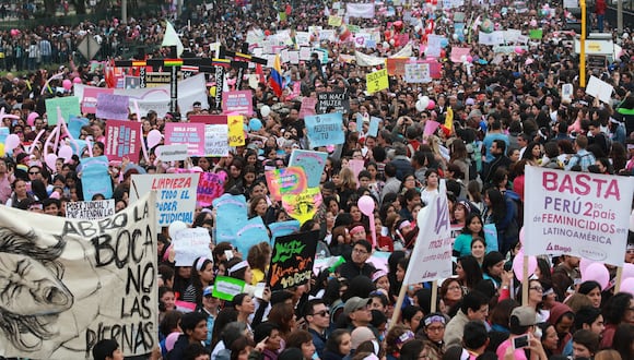 #NiUnaMenos,marcha contra la violencia a la mujer. Miles de personas se desplazan por diversas calles de Lima en solidaridad con mujeres violentadas.
FOTO: LINO CHIPANA / EL COMERCIO