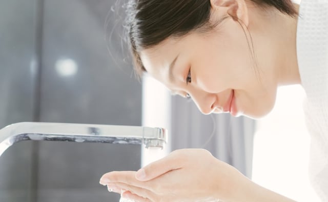 Hazte doble limpieza facial: Porque una es ninguna, una profunda y gentil limpieza doble es la base fundamental para lucir una piel sana incluso si no usas maquillaje. Puedes seguir el famoso método 424: 4 minutos masajeando tu rostro con un limpiador en aceite, 2 minutos con uno en crema y 4 minutos enjuagando gentilmente todo el producto.
(Foto: Pinterest)