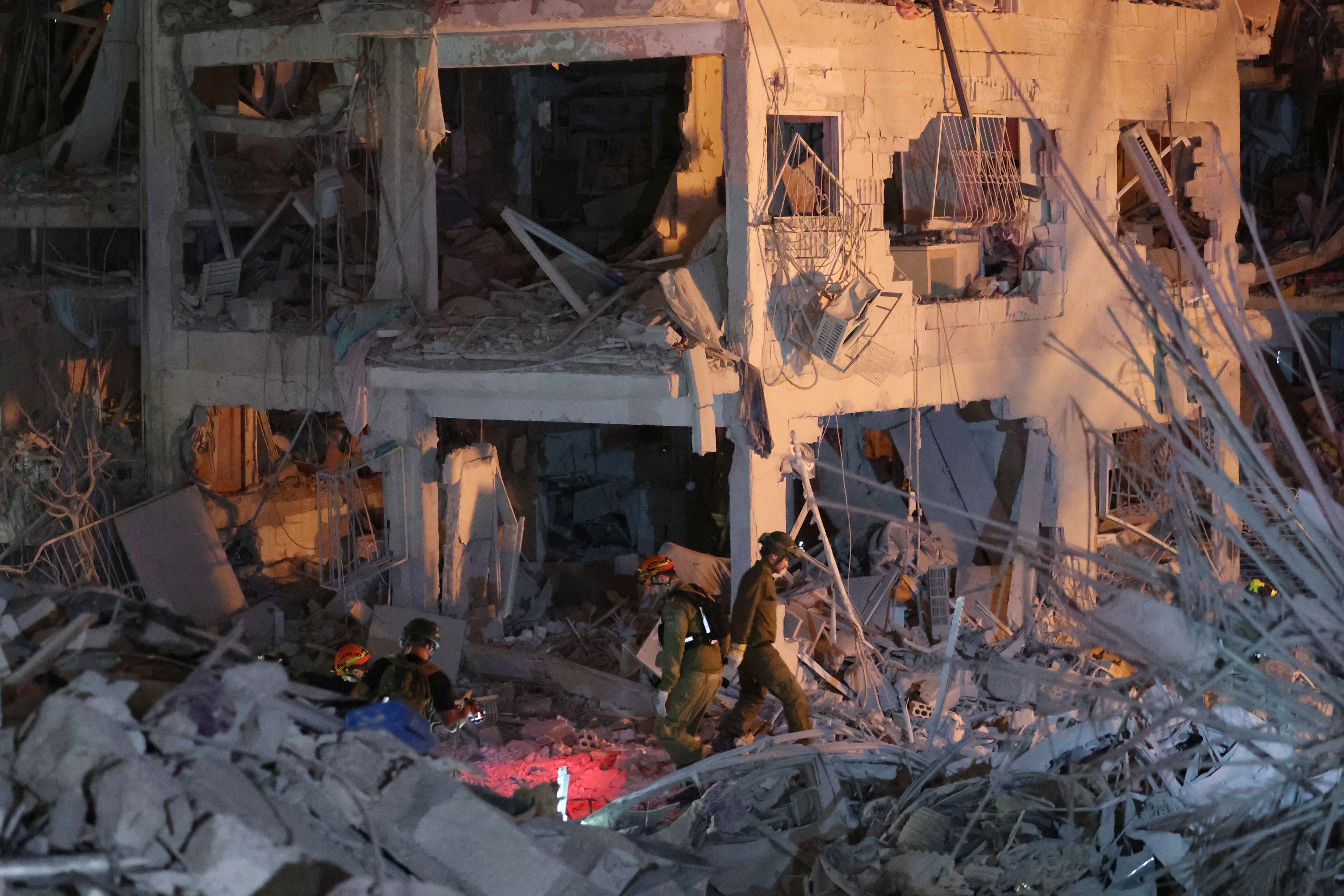 Los equipos de rescate buscan entre los escombros de un edificio tras el impacto de un misil balístico iraní en la ciudad israelí de Bat Yam, al sur de Tel Aviv. (Foto de Jack GUEZ / AFP).