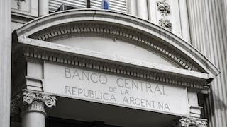 S&P saca a Argentina de default selectivo, pero mantiene panorama negativo 