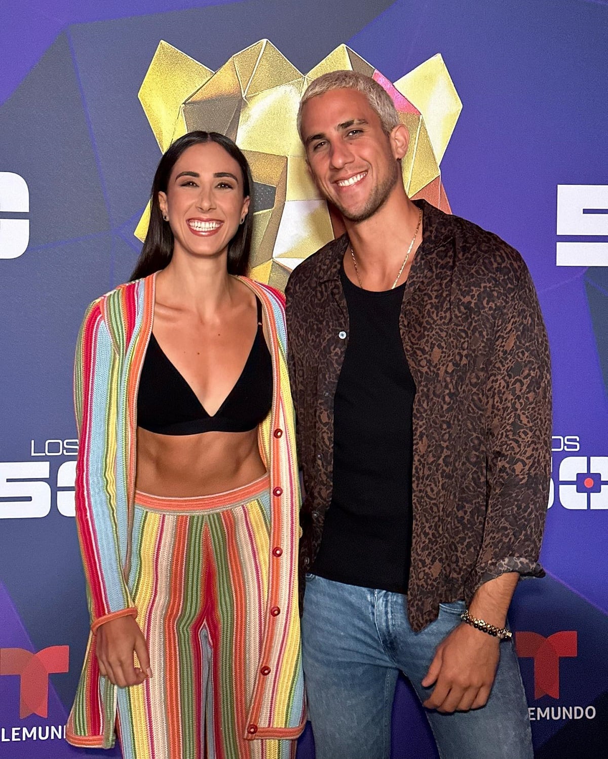 La actriz e influencer Emma Mizrahi junto a su hermano en la alfombra roja de la segunda temporada de "Los 50" (Foto: Emma Mizrahi/ Instagram)