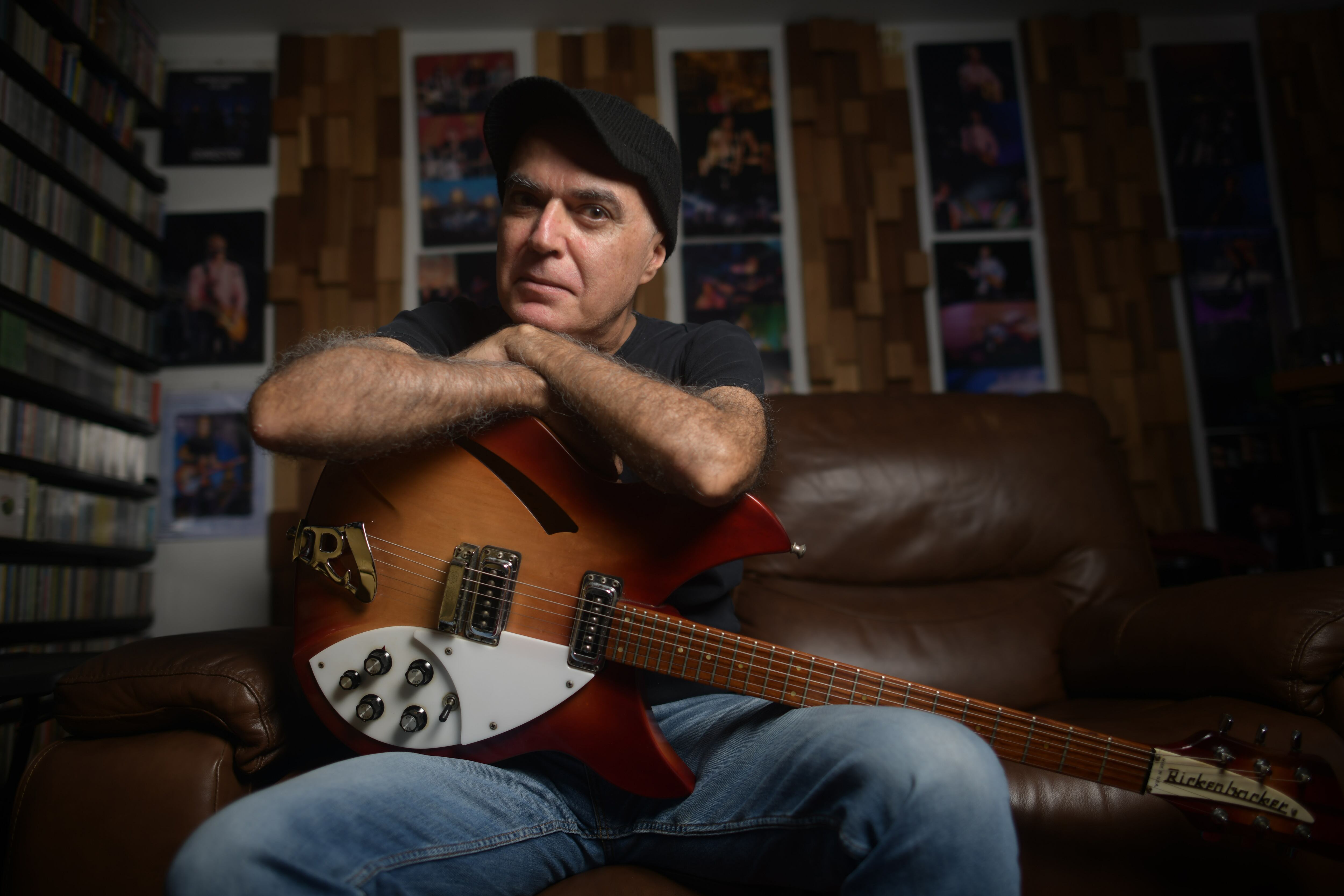 El músico Pedro Solano (Cementerio Club) con su guitarra Rickenbacker de 12 cuerdas, un modelo que hizo popular George Harrison. Su nuevo single "Di no" se encuentra disponible en plataformas de streaming. (Foto: Elías Alfageme).