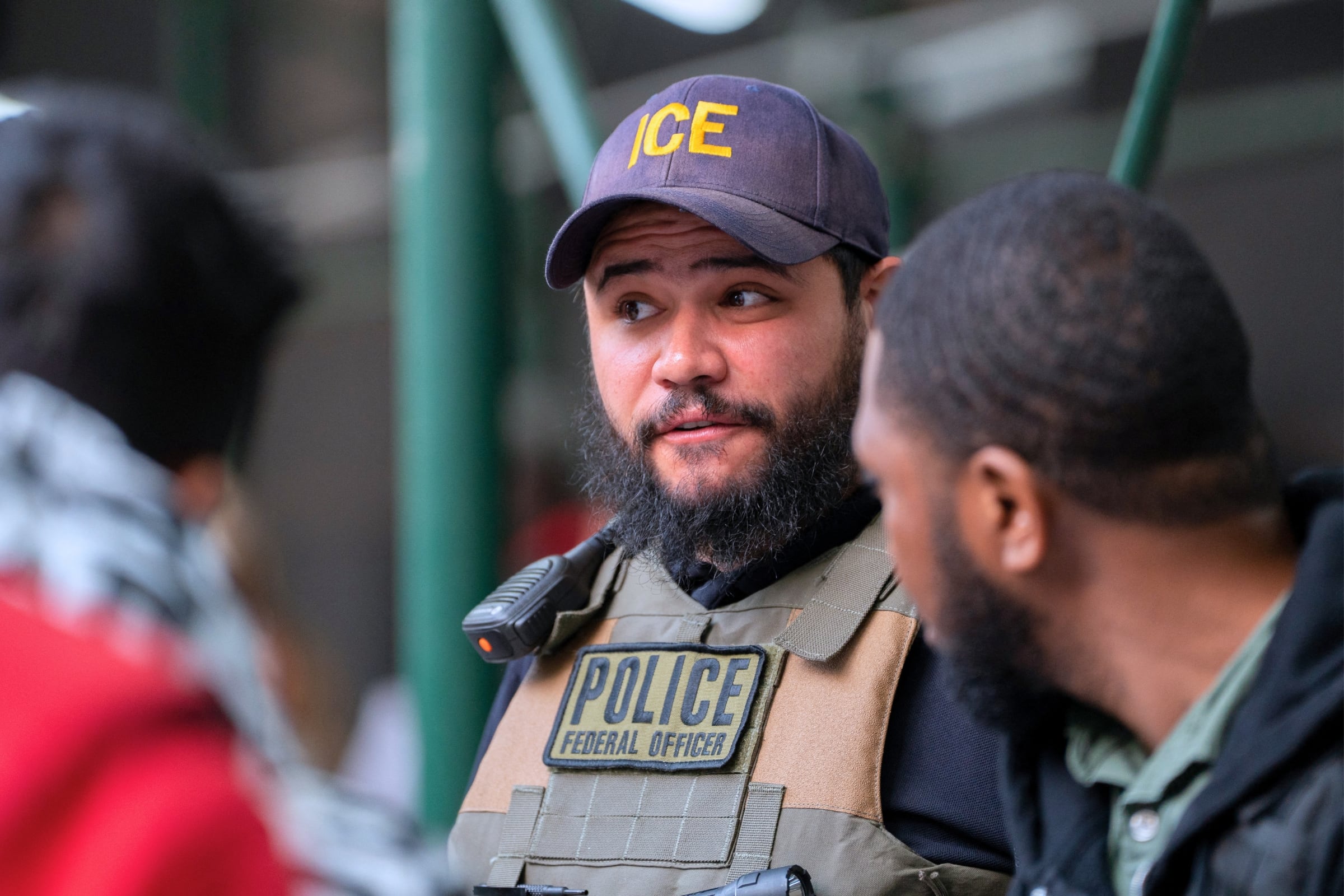 Fotografías públicas, etiquetas, ubicaciones y datos de contacto pueden revelar más información de la prevista a ICE (Foto: AFP)