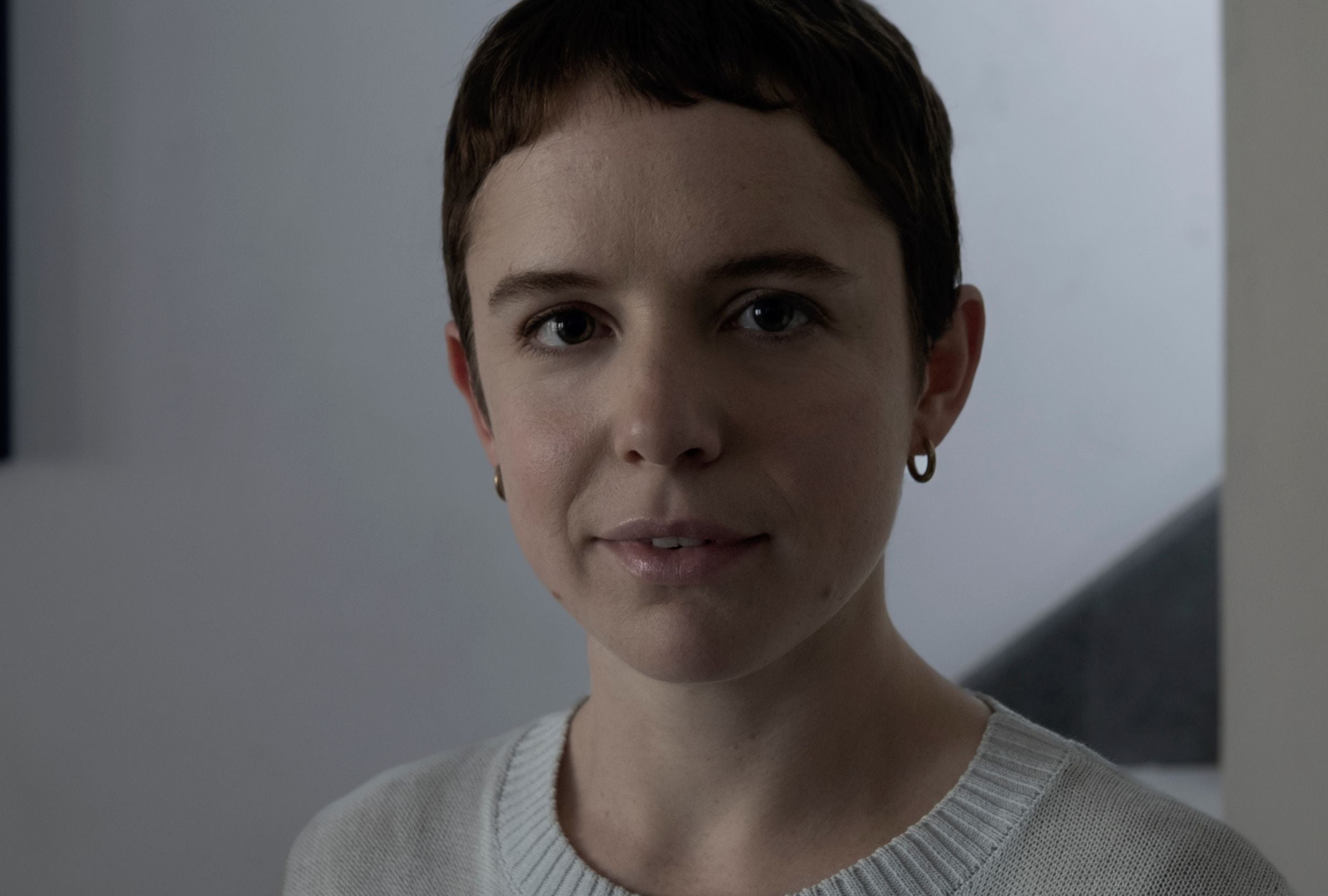 Penélope (Naian González Norvind) lidia con sus miedos luego de la reflexión de Renata sobre la muerte en la película “Las locuras” (Foto: Netflix)