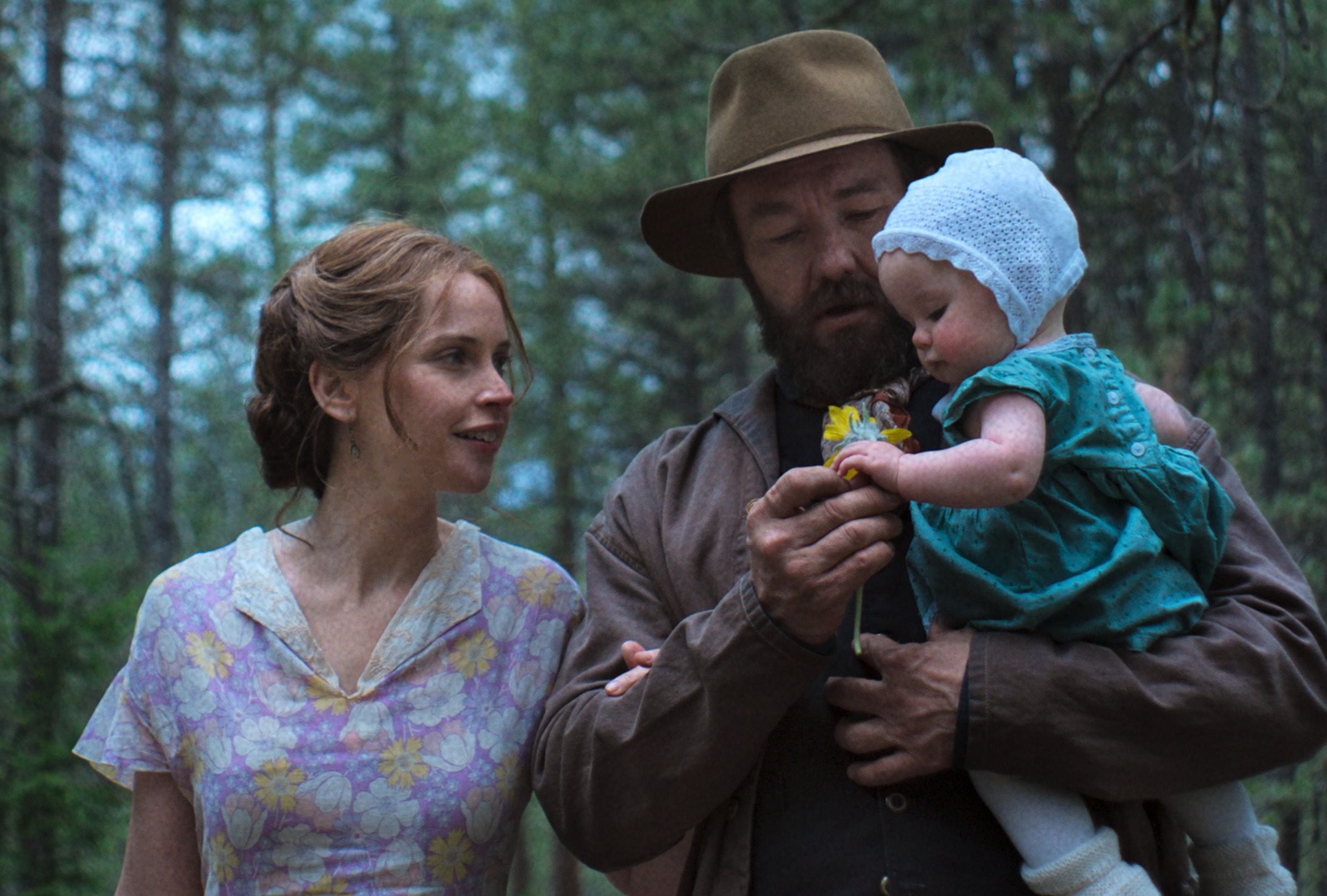 Robert Grainier (Joel Edgerton) debe estar alejado de su esposa Gladys (Felicity Jones) y su bebé Katie debido a su trabajo en la película "Sueños de trenes" (Foto: Netflix)
