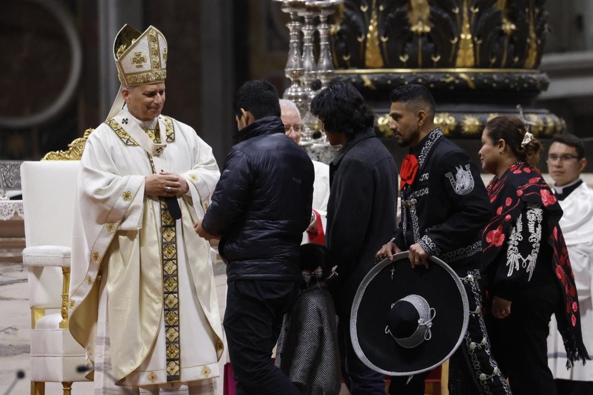 El papa León XIV recibe a invitados extranjeros durante una misa en memoria de la Santísima Virgen de Guadalupe en la basílica de San Pedro, Vaticano, 12 de diciembre de 2025. Foto: EFE/EPA/FABIO FRUSTACI