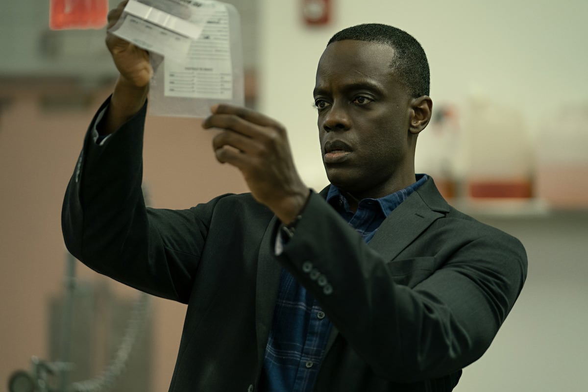 Ato Essandoh como Dan Cleary en la película "Reptiles" (Foto: Netflix)
