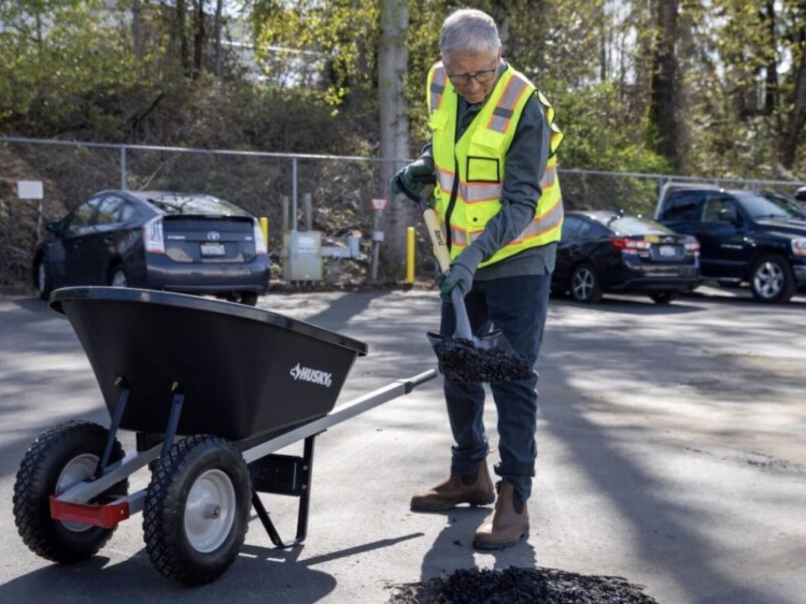 El multimillonario tomó una pala para reparar el asfalto por una razón en particular (Foto: Bill Gates / Facebook)