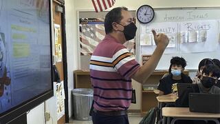 EE.UU.: Maestros dan clases en aulas semivacías por el coronavirus