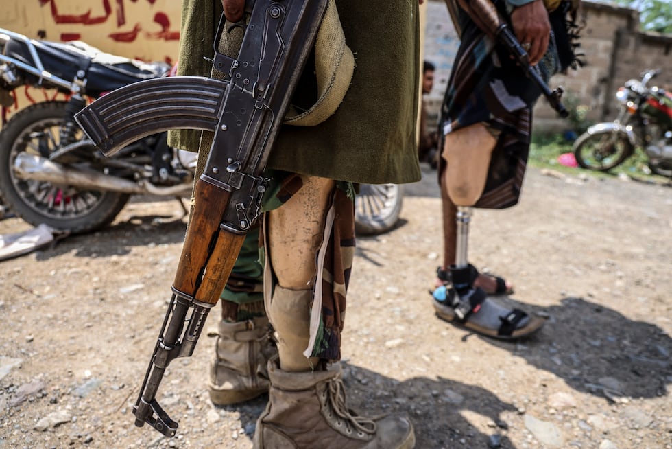 Soldados yemeníes discapacitados, respaldados por Arabia Saudita se congregan en el frente de Jabal Han, al oeste de la ciudad de Taiz, tras intensos combates. (Foto de Ahmad AL-BASHA / AFP).
