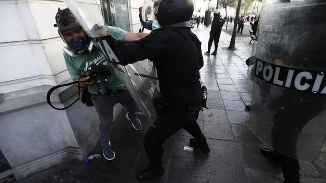 Las claves sobre el protocolo del Mininter que no protege a periodistas en protestas ni da cuenta de agresión policial