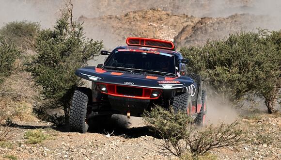 Team Audi Sport's Spanish driver Carlos Sainz and Spanish co-driver Lucas Cruz steer their car during stage 7 between Riyad and Al Duwadimi on January 14, 2024, as part of the Dakar rally 2024. (Photo by PATRICK HERTZOG / AFP)