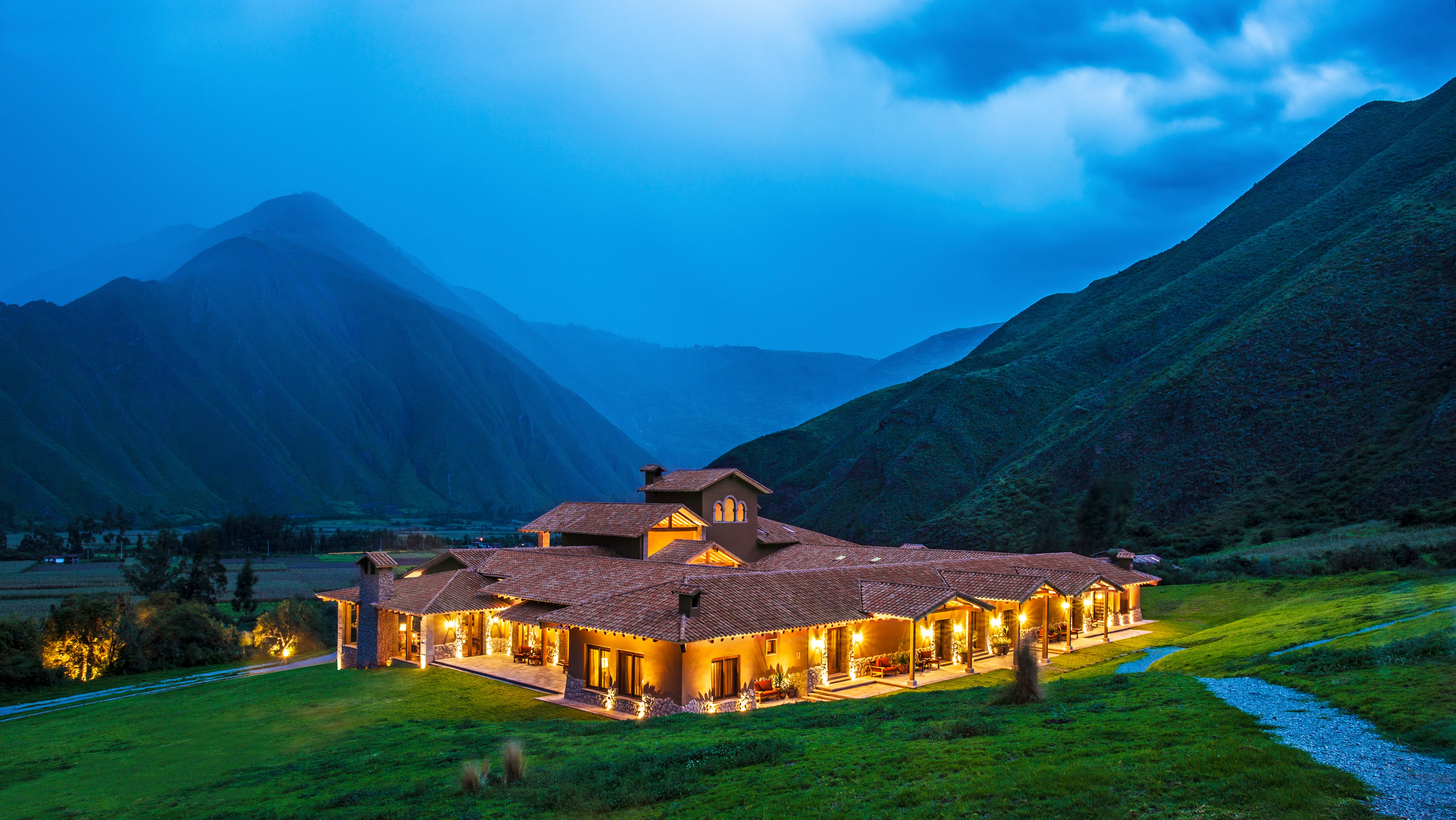 Hacienda Urubamba es un refugio contemporáneo en pleno Valle Sagrado, rodeado de montañas y cultivos nativos que inspiran su propuesta de hospitalidad y bienestar.