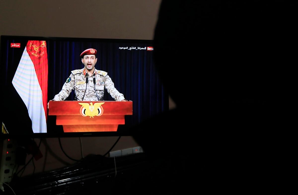 Una persona observa al portavoz militar hutí, Yahya Sarea, pronunciar un comunicado televisivo sobre un nuevo ataque con misiles contra un barco estadounidense, en Saná, Yemen, el 31 de enero de 2024. (Foto de EFE/EPA/YAHYA ARHAB)