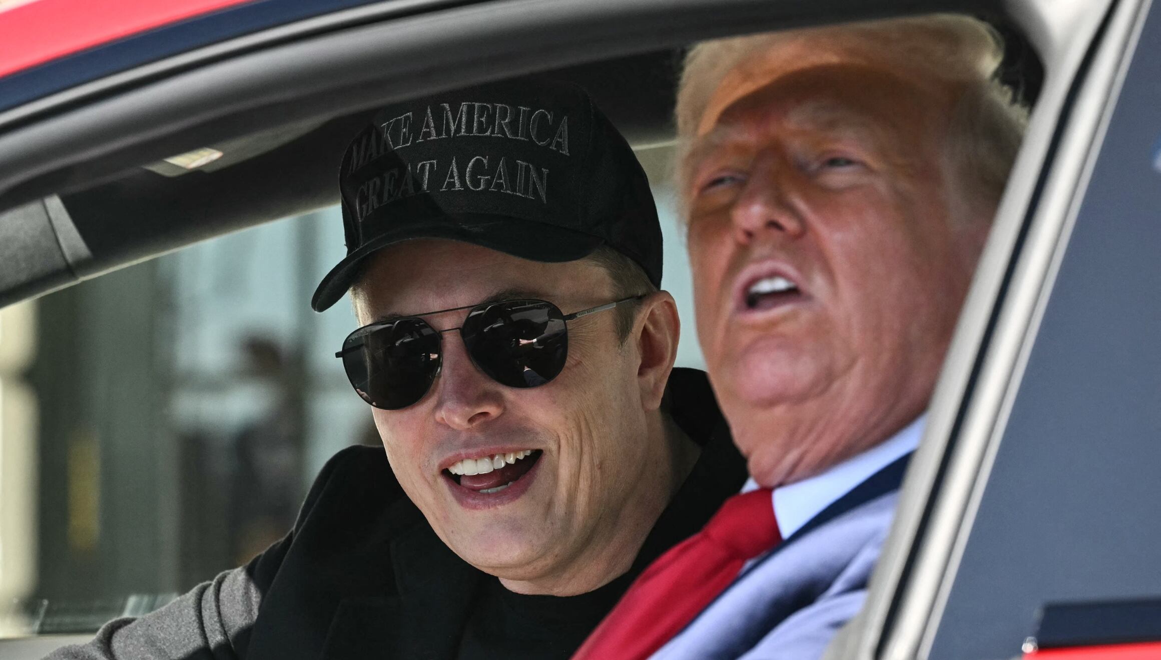 Los ciudadanos de Estados Unidos esperan que se concrete un cheque de estímulo DOGE (Foto: AFP / Freepik)