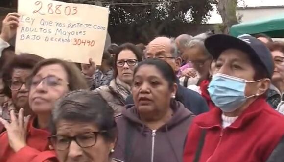Personas de la tercera edad protestaron contra la municipalidad de La Molina. (Foto: Captura/TV Perú)