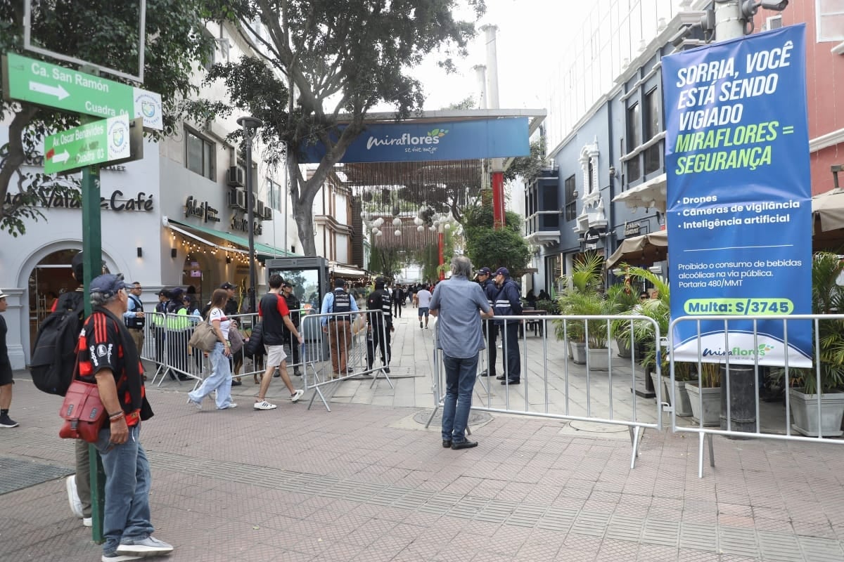 Miraflores desplegó operativo especial por avalancha de hinchas brasileños en Pasaje San Ramón. (Foto: Gec)