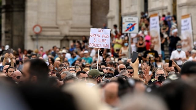 Miles de italianos protestan contra el certificado anticovid